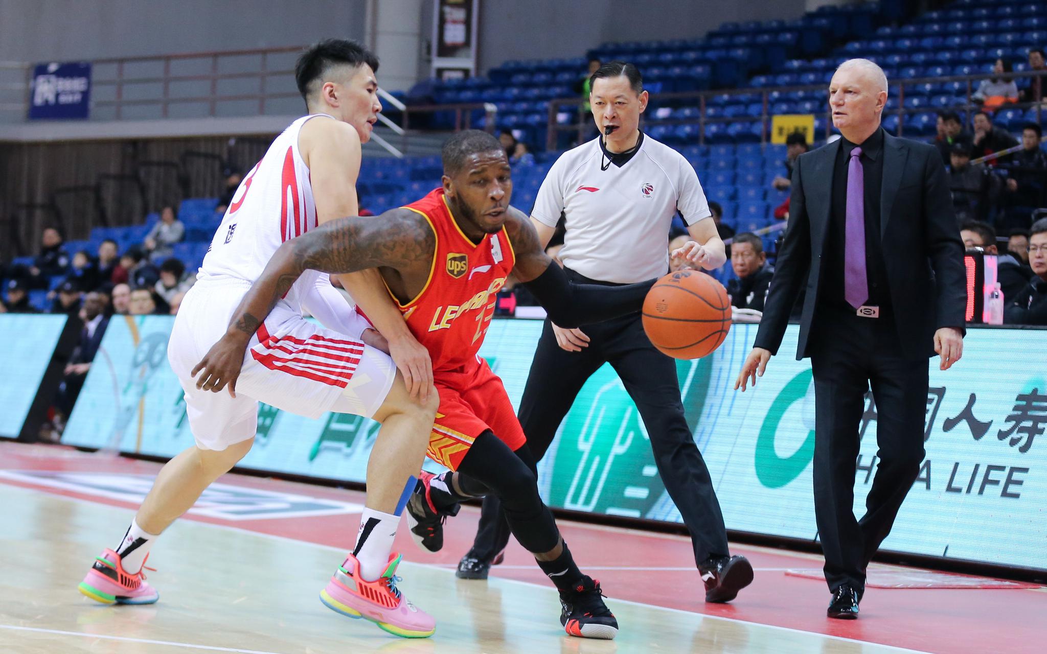 CBA常规赛今晨走向成谜;深圳男篮火线驰援;气氛紧张;医务组通报恢复的简单介绍 CBA常规赛今晨走向成谜;深圳男篮火线驰援;气氛紧张;医务组通报恢复的简单介绍